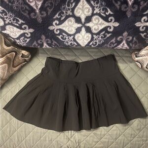 Pretty little thing size (s) 4 Black pleated skirt